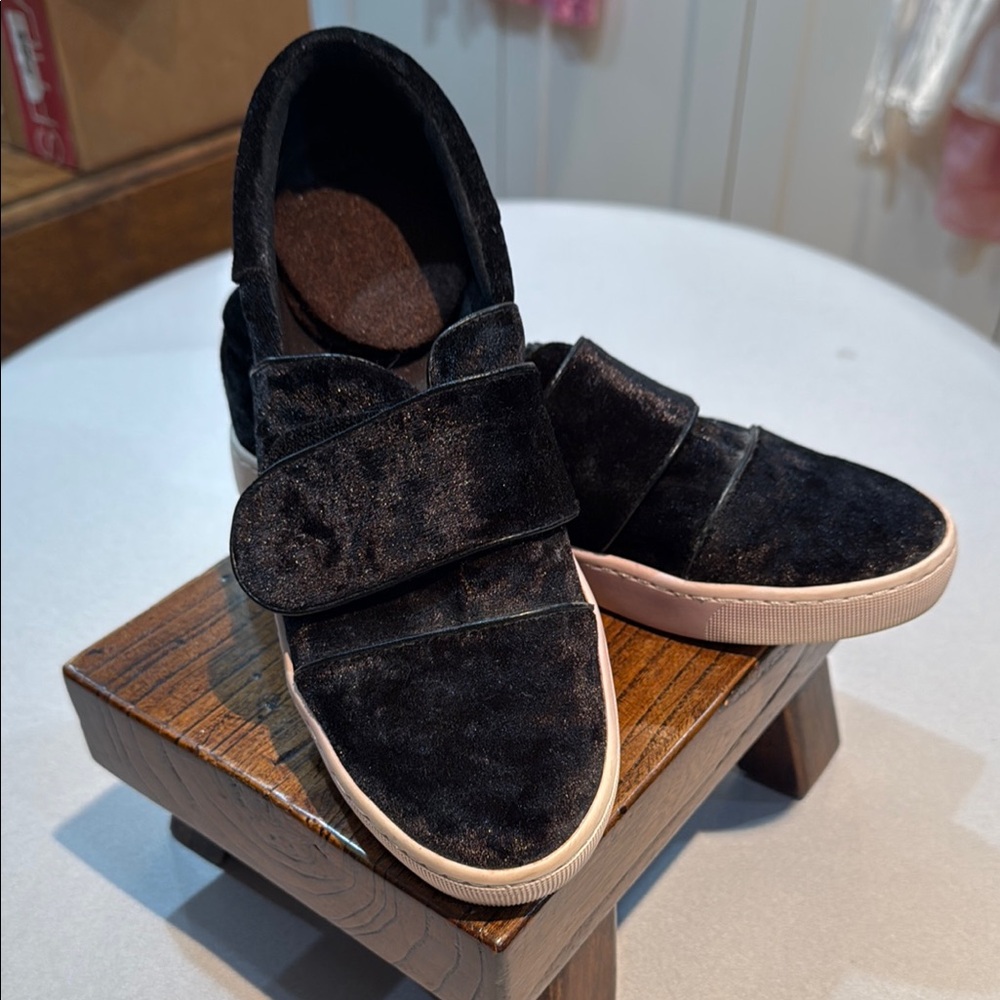 Isaac Mizrahi Black Velvet Flats